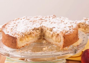 Маслен сладкиш с ябълки и крем - сочна класика за всеки повод