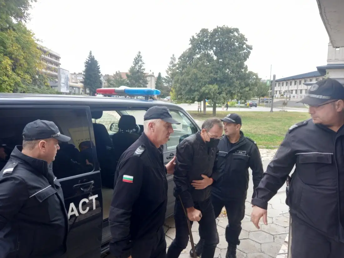 Пуснаха под домашен арест с гривна бизнесмен, свързан с подземната цигарена фабрика край Момково