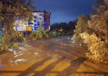 След две денонощия дъжд: Нивата на Янтра и Белица достигнаха критични стойности