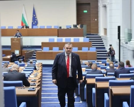 Делян Пеевски: Татко Бойко постоянно спасява ПП-ДБ, без него не могат