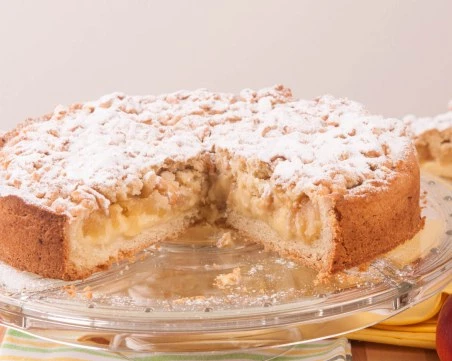 Маслен сладкиш с ябълки и крем - сочна класика за всеки повод