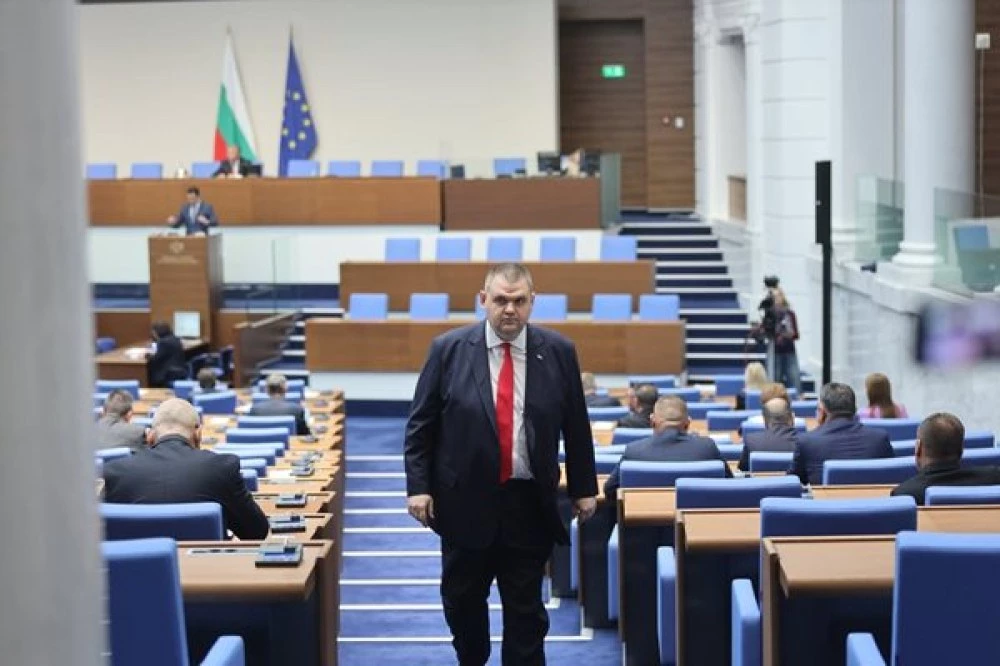 Делян Пеевски: Татко Бойко постоянно спасява ПП-ДБ, без него не могат