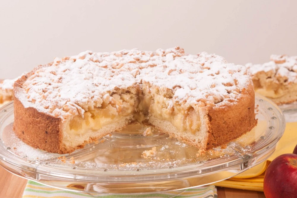 Маслен сладкиш с ябълки и крем - сочна класика за всеки повод