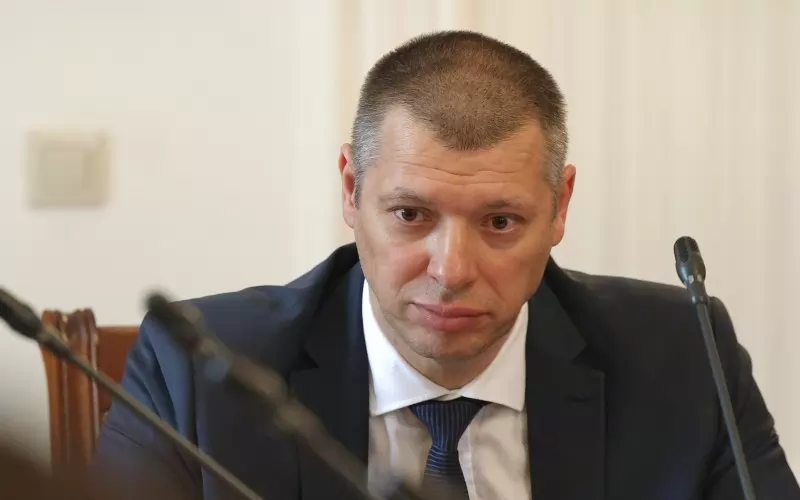 Искат с подписка оставката на председателя на КПК Антон Славчев