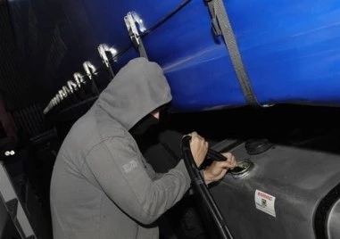 Рецидивист опита да източи горивото на тир в Раковски - хванаха го в крачка