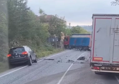 Тир и кола се удариха в Прохода на Републиката