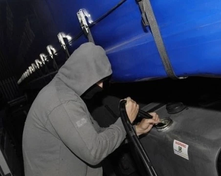 Рецидивист опита да източи горивото на тир в Раковски - хванаха го в крачка