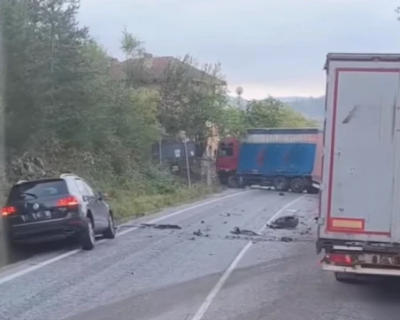 Тир и кола се удариха в Прохода на Републиката