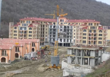 Държавата събаря хотела, построен върху река в наводнения курорт „Елените