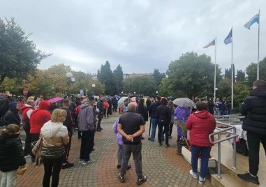 Протестиращи в Поморие настояват за оставката на кмета след скандалната реакция за случая Каблешково