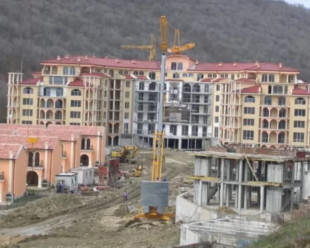 Държавата събаря хотела, построен върху река в наводнения курорт „Елените