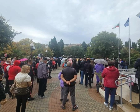 Протестиращи в Поморие настояват за оставката на кмета след скандалната реакция за случая 