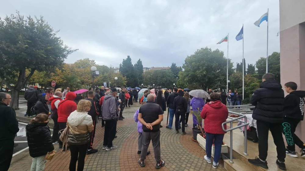 Протестиращи в Поморие настояват за оставката на кмета след скандалната реакция за случая