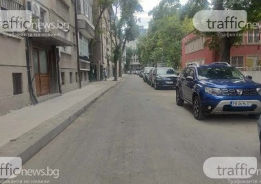 Вътрешна улица в центъра на Пловдив е без дъждопреносни шахти, строителите са ги асфалтирали