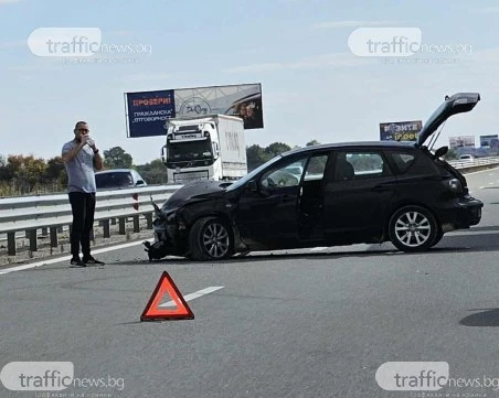 Самокатастрофирал автомобил затруднява движението по АМ „Тракия