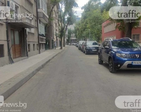 Вътрешна улица в центъра на Пловдив е без дъждопреносни шахти, строителите са ги асфалтирали