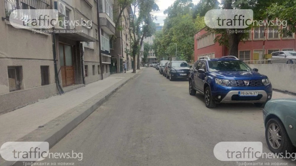 Вътрешна улица в центъра на Пловдив е без дъждопреносни шахти, строителите са ги асфалтирали