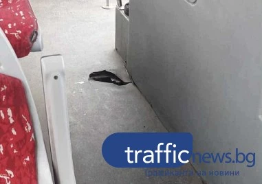 Опасно: Автобус с дупка в пода продължава да вози пътници в Пловдив