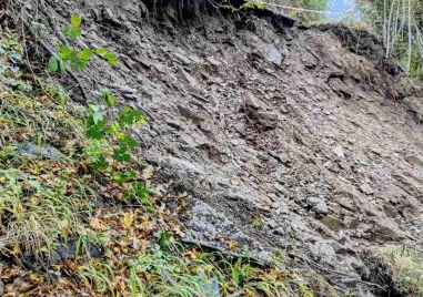 Опасност от срутване! Единственият път към село Косово виси над пропаст
