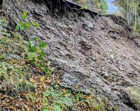 Опасност от срутване! Единственият път към село Косово виси над пропаст