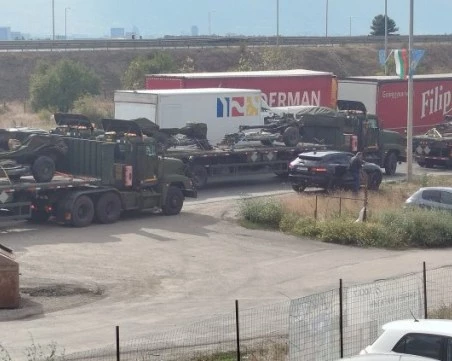 Военен конвой и луксозен джип се сблъскаха на 