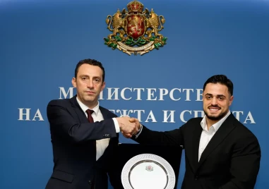 Министърът на спорта награди с премия и плакет Карлос Насар за световната титла
