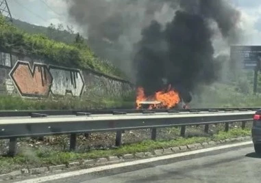 Ограничиха движението по АМ Тракия в района на Пазарджик заради горящ автомобил