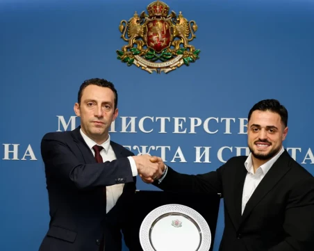 Министърът на спорта награди с премия и плакет Карлос Насар за световната титла