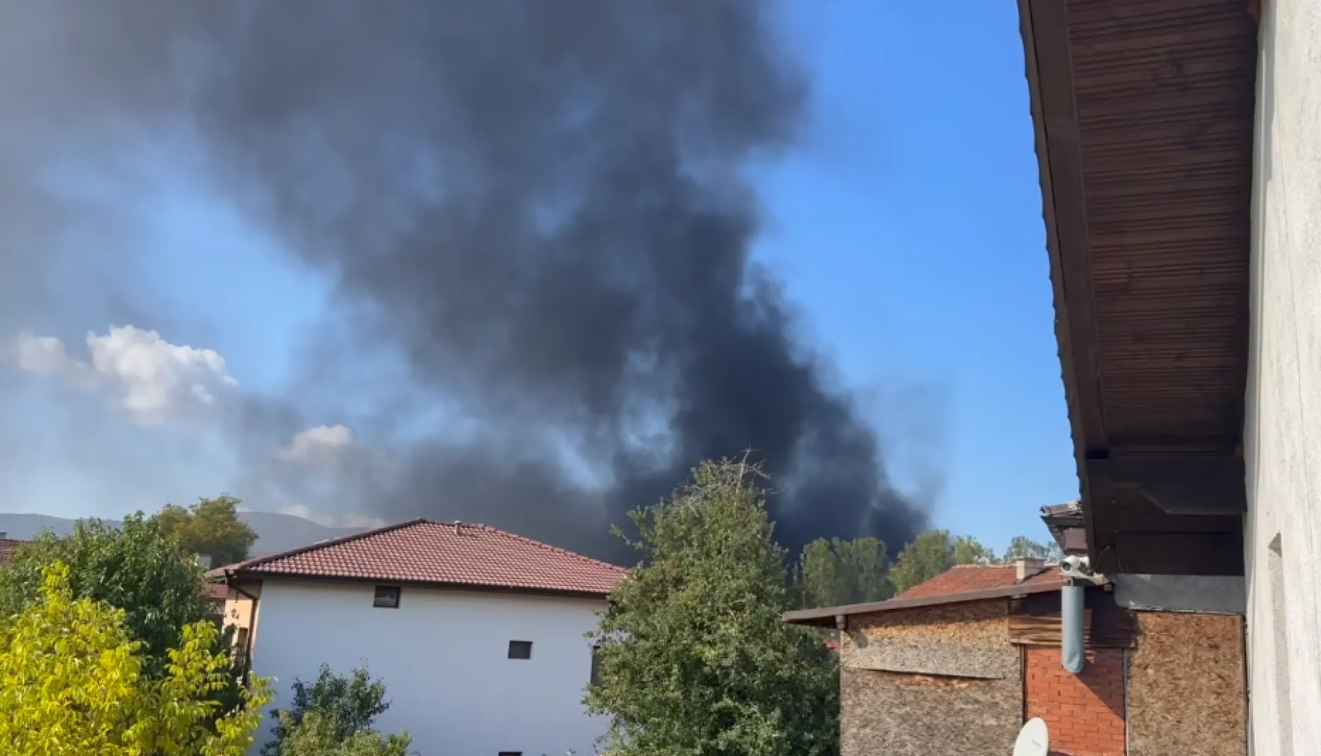 Пожар гори от часове в пернишкия завод „Стомана Индъстри