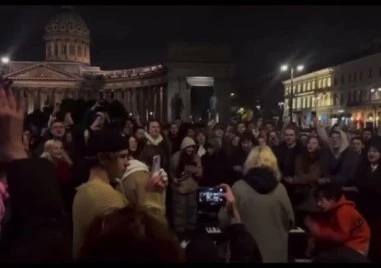 Стотици руснаци призоваха за свалянето на Путин и пяха забранени антивоенни песни в Санкт Петербург