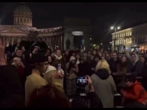 Стотици руснаци призоваха за свалянето на Путин и пяха забранени антивоенни песни в Санкт Петербург