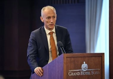 Министър Вълчев: Имаме поколенчески проблем с математиката заради дългото стоене пред екрани