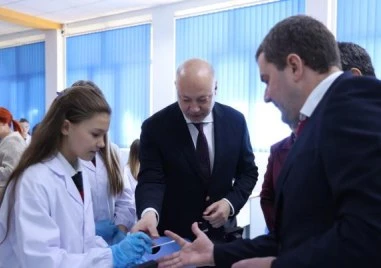 Над 500 млн. лв. ще инвестира България в 2200 STEM центъра
