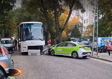 Тежка катастрофа между автобус и такси в Пловдив