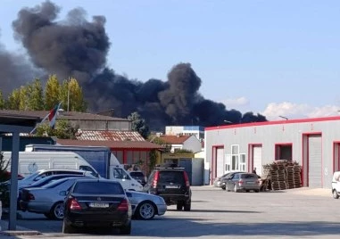 Токсичен дим над Кършияка: Боклуци и гуми горят зад КАТ, пловдивчани едва дишат