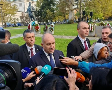 Радев: Борисов капитулира пред Пеевски и предава властта