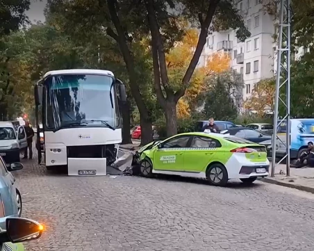 Шофьорът на автобуса е причинил катастрофата с таксиджия в Кючука рано тази сутрин
