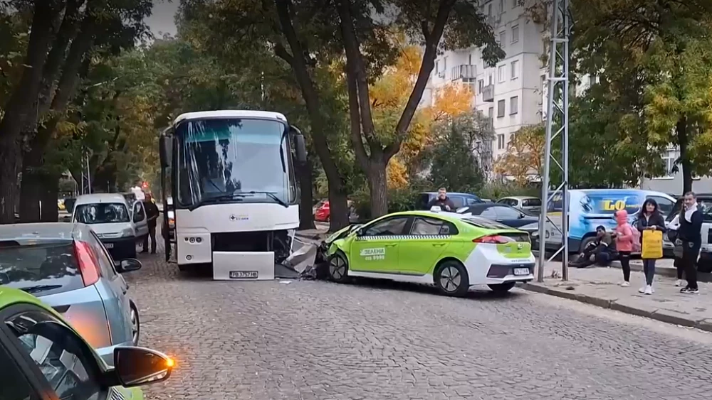 Тежка катастрофа между автобус и такси в Пловдив