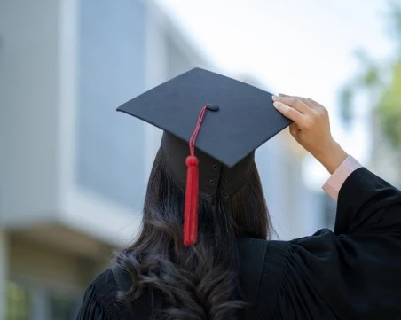 Близо 43 000 млади българи прекъсват учението си – най-често заради липса на средства