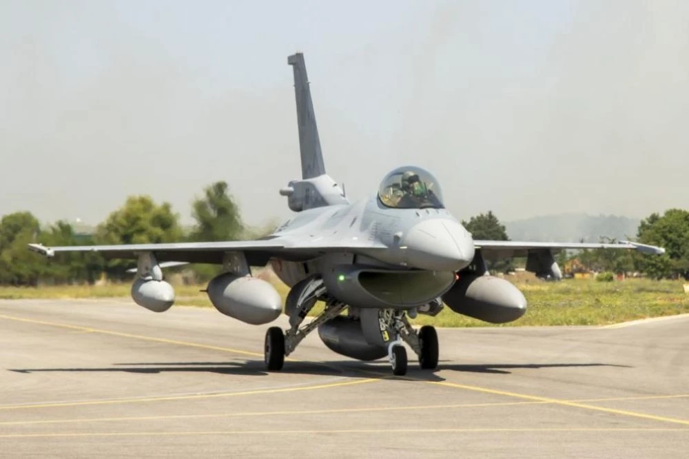 Доставят до няколко дни на още два от изтребителите F-16 у нас