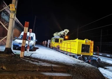 Спипаха служители на НКЖИ да крадат ябълки от градина, министърът поиска тежки дисциплинарни наказания