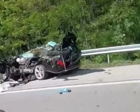 Тийнейджърка загина в тежка катастрофа на АМ 