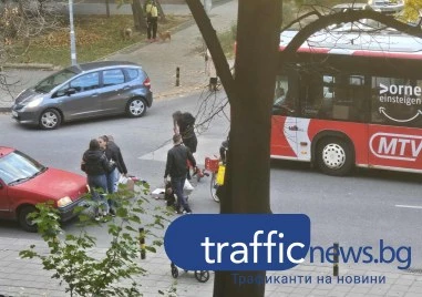 Две катастрофи в рамките на минути в центъра на Пловдив, блъснат е велосипедист