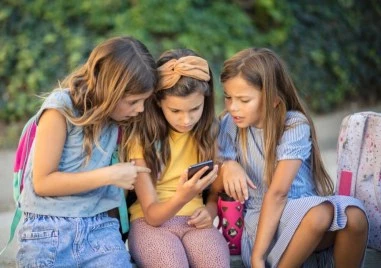 Експерти: Забраната на TikTok и Facebook за деца до 15 г. няма да спре агресията