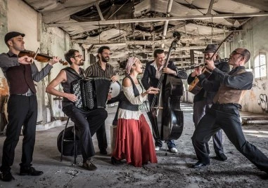 Глобалният феномен Barcelona Gipsy balKan Orchestra в Пловдив с музика отвъд езици и граници
