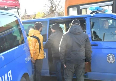 Опит за бягство след полицейски сигнал: Дрогиран шофьор с петима мигранти се удари в стълб