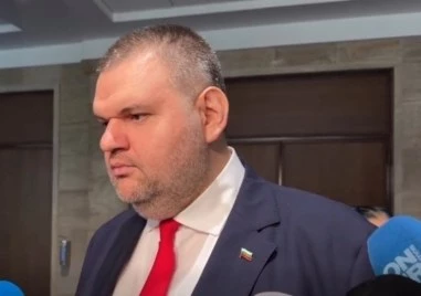 Пеевски поиска средства за коли на президентството