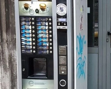 Апаш разби вендинг апарат в центъра на Пловдив
