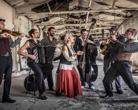 Глобалният феномен Barcelona Gipsy balKan Orchestra в Пловдив с музика отвъд езици и граници