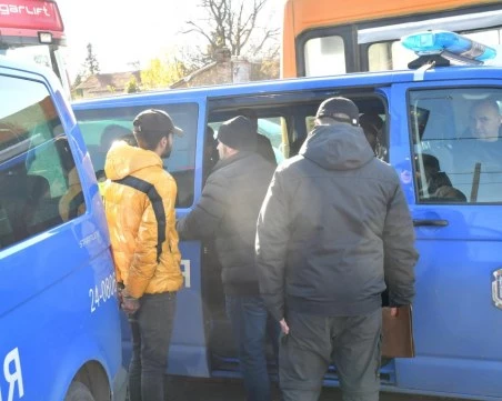 Опит за бягство след полицейски сигнал: Дрогиран шофьор с петима мигранти се удари в стълб